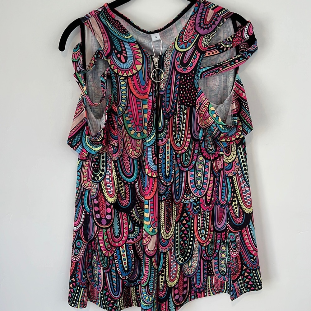 Fun print dress with straps on the shoulders